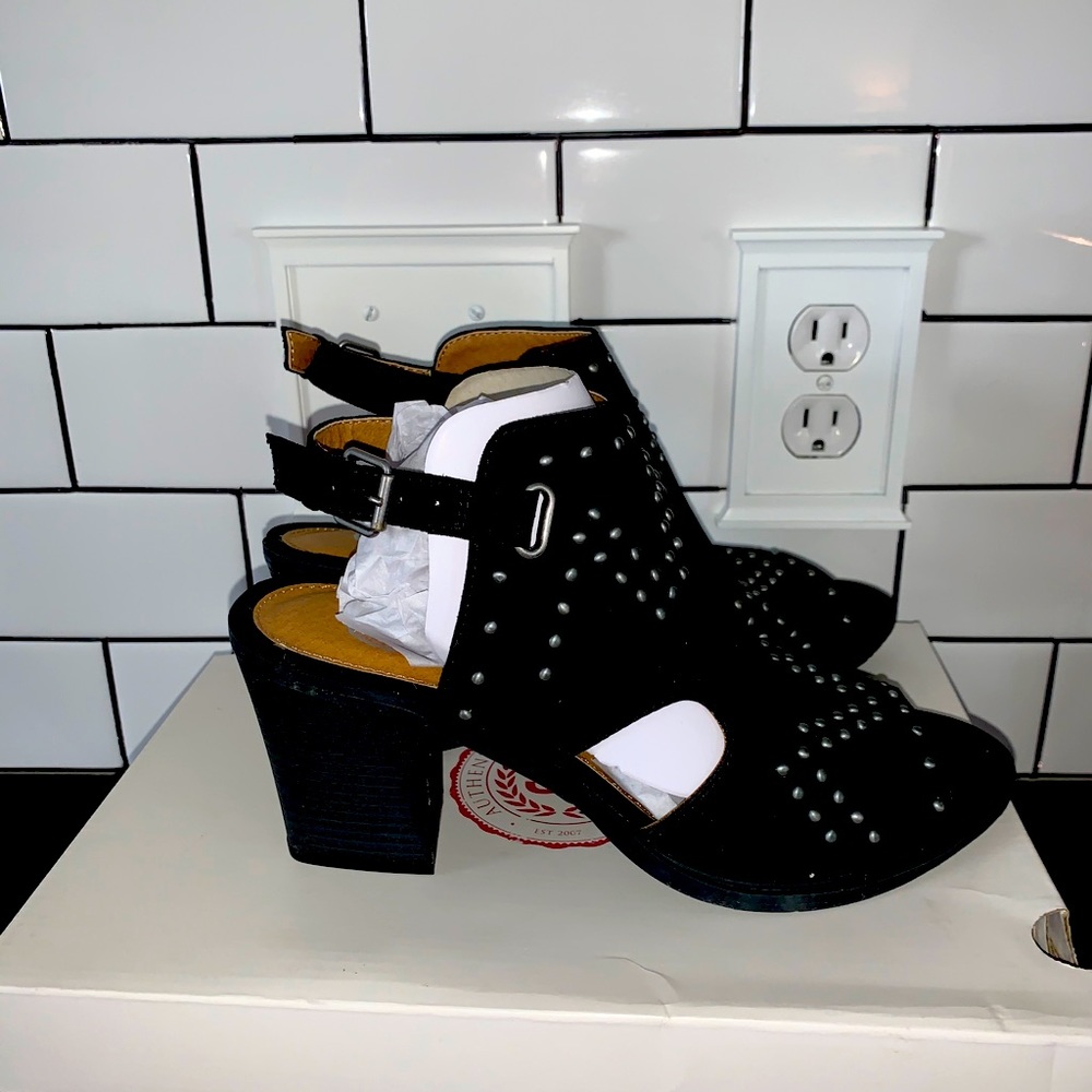 NWT - women’s  black peep toe sandals